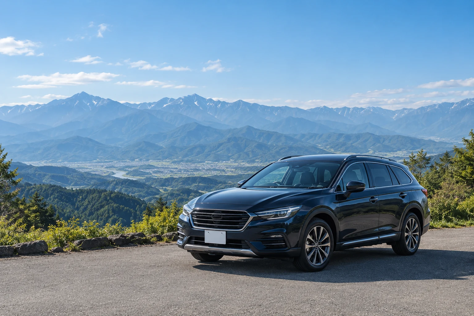 山々を背景に、見晴らしのよい場所に停まる紺色の自動車のイメージ
